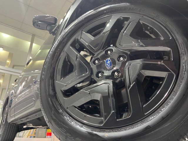 【純正18インチアルミホイール】外観にマッチした純正アルミホイールを装着しております。各種社外アルミホイールや、スタッドレスタイヤも取扱いしております。是非ご相談ください♪