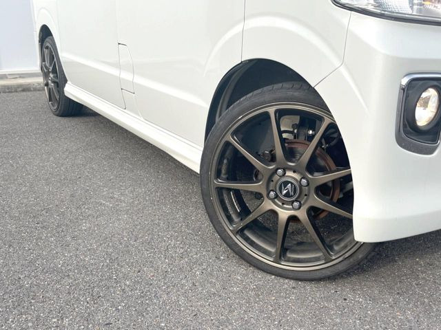 �y�A���~�z�C�[���z�O�ςɃ}�b�`�����A���~�z�C�[���𑕒����Ă���܂��B�e��A���~�z�C�[����A�X�^�b�h���X�^�C�����戵�����Ă���܂��B���񂲑��k����������