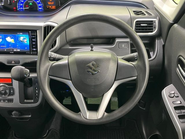 �C���e���A�ɍ��킹���f�U�C���̃X�e�A�����O�́A�^�]�������̂��Ƃ��l���A�^�]���₷���`��A�傫���ł��B�����x�A���ۂɐG���Ă��m���߂��������B