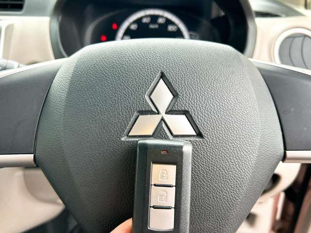 【スマートキー&プッシュスタートシステム】カバンやポケットに入れたままドアの開閉ができ、ワンタッチで楽々エンジンをかけられます♪