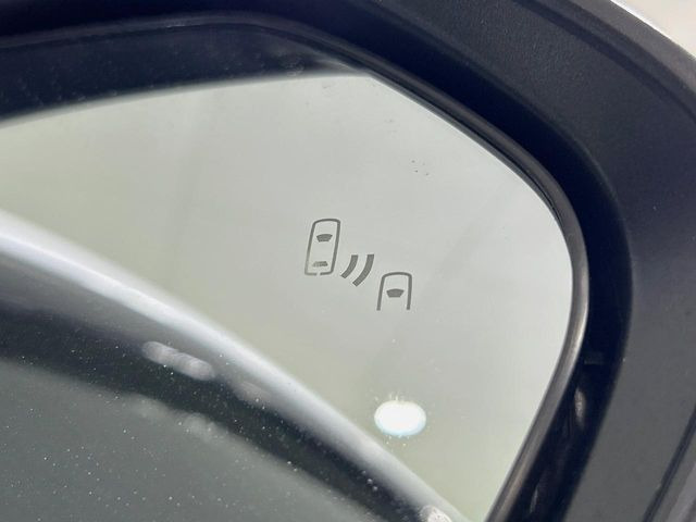 【ブラインドスポットモニター】走行中、ドアミラーの死角になりやすい箇所に後続車が接近するとサイドミラーのレンズに警告を表示!ドライバーに注意喚起をしてくれます。