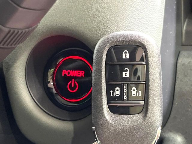 �yHonda�X�}�[�g�L�[�z�J�o����|�P�b�g�ɓ��ꂽ�܂܂ł��h�A�̎{���E�������\�ȃX�}�[�g�L�[�𑕔��B�G���W���̃I���E�I�t�����J�M�����o���K�v����������Ƃ��Ă��֗��ł���