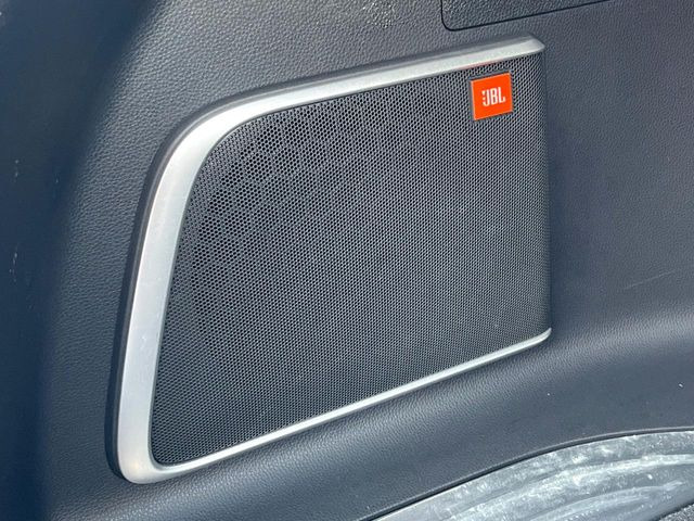 �yJBL�T�E���h�V�X�e���z���[�J�[�I�v�V�����̍��i�ʃT�E���h�V�X�e���𓋍ځB��p�̃`���[�j���O���{���ꂽ�召�l�X�ȃX�s�[�J�[����ǎ��ȃT�E���h���t�ł��A�Տꊴ���ӂ�鉹����Ԃ����o���܂��B