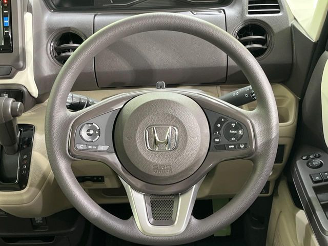 �C���e���A�ɍ��킹���f�U�C���̃X�e�A�����O�́A�^�]�������̂��Ƃ��l���A�^�]���₷���`��A�傫���ł��B�����x�A���ۂɐG���Ă��m���߂��������B