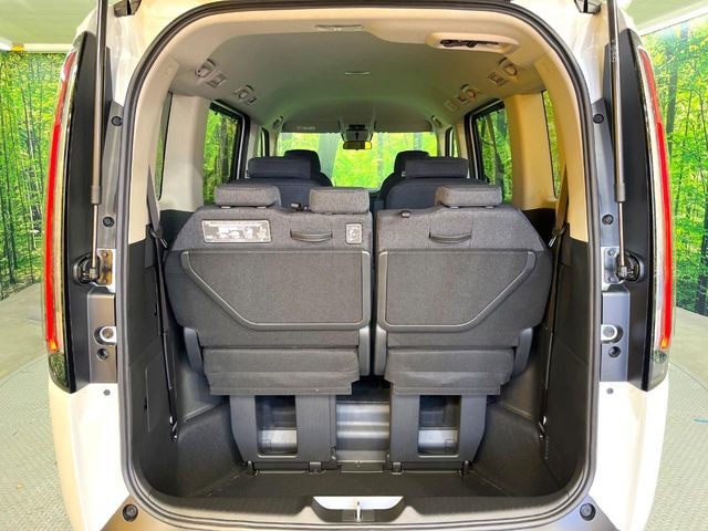 積み下ろしのしやすいデッキにはたっぷりと荷物を積み込んでいただけます。遊びから仕事まで、様々なシーンで頼れます♪