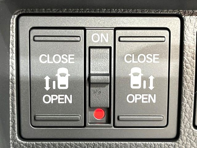 【両側パワースライドドア】スマートキーや運転席のスイッチで後席両側スライドドアの開閉が可能♪電動だから力を入れてドアを開ける必要が無く、小さなお子様でも簡単に開け閉めでき快適です♪