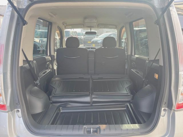 ���i�̂���������ʋ΁A���}���ɏ\���ȉ׎��X�y�[�X���m�ۂ��Ă���܂��B�Z�J���h�V�[�g��|���ƁA�傫�ȉו��̐ύڂ��\�ł���