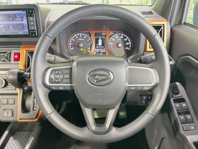 �C���e���A�ɍ��킹���f�U�C���̃X�e�A�����O�́A�^�]�������̂��Ƃ��l���A�^�]���₷���`��A�傫���ł��B�����x�A���ۂɐG���Ă��m���߂��������B