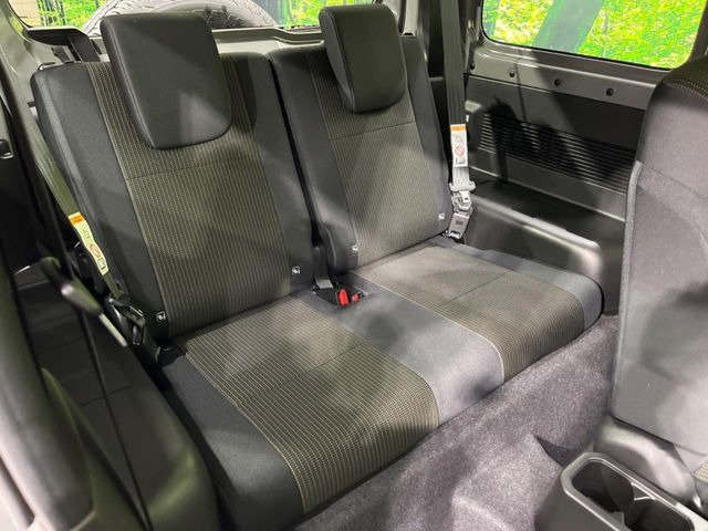 【撥水シート】スノボやダイビング等でありがちな汚れや濡れも心配無用の撥水シート♪雨の日に傘や荷物でシートが濡れたり、飲み物をこぼしたりした時もサッと拭いてきれいになるから大助かり♪