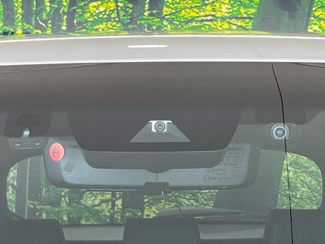 【トヨタセーフティセンス】走行中に前方の車両等を認識し、衝突しそうな時は警報とブレーキで衝突回避と被害軽減をアシスト。より安全にドライブをお楽しみいただけます。