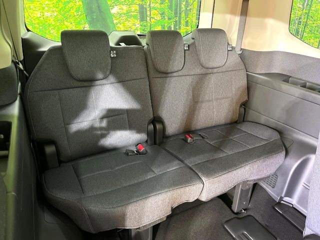 3列目シートはもちろん状態良好☆大人でもゆったりと座って頂けますので、大人数でのお出かけもラクラクです♪ご家族で、気の知れた仲間で、ドライブに行くのが楽しみですね♪