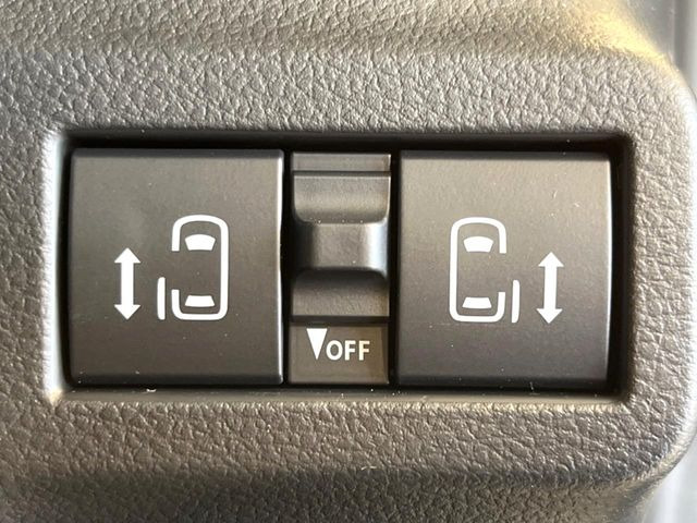 【両側パワースライドドア】スマートキーや運転席のスイッチで後席両側スライドドアの開閉が可能♪電動だから力を入れてドアを開ける必要が無く、小さなお子様でも簡単に開け閉めでき快適です♪