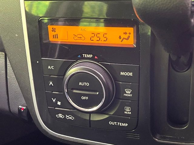 【オートエアコン】一度お好みの温度に設定すれば、車内の温度を検知し風量や温度を自動で調整。暑い&hellip;寒い&hellip;と何度もスイッチ操作をする必要はありません。快適な車内空間には必須の機能ですね♪