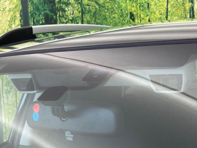 【アイサイト】合計3つの広角・広角カメラ、レーダーを組み合わせ、衝突の危険があるときのブレーキ制御はもちろん、万が一の際にはハンドル制御もサポートします!