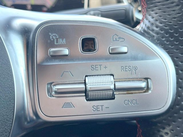 ●アダプティブクルーズコントロール:前の車との車間距離を一定にとりつつ、一定速度で自動走行してくれる次世代のクルーズコントロール!主に高速道路や自動車専用道路で使用する便利な機能です!