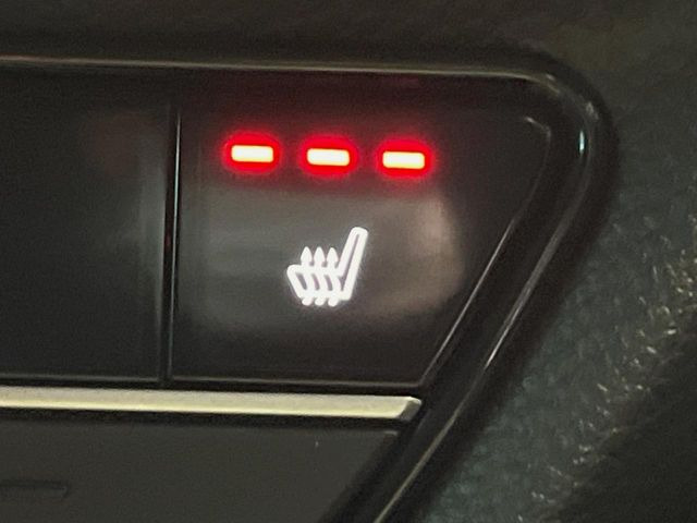 【シートヒーター】寒い日に重宝するシートヒーター!エアコンより早く温まってくれるので寒がりの人も安心ですね♪エアコンの温風は乾燥するから苦手、という方にもをおすすめです。