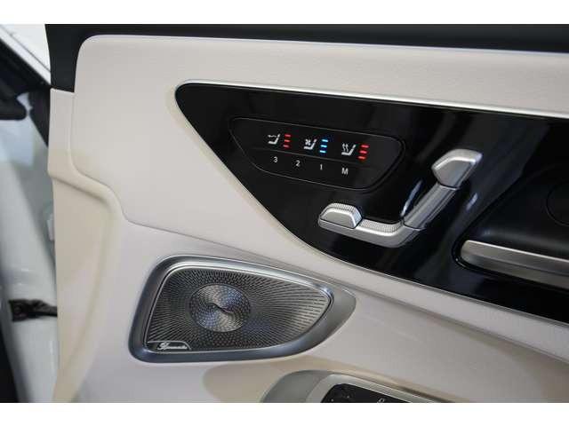 �_�C�i�~�b�N�ŗ���ȃf�U�C�����f����I�p���X�z���C�g�̃{�f�B�ɖ��邭�J�����̂���}�L�A�[�g�x�[�W���C���e���A���g�݂��킳�ꂽ���O�W���A���[�d�l��1��A���񂲌�����������!