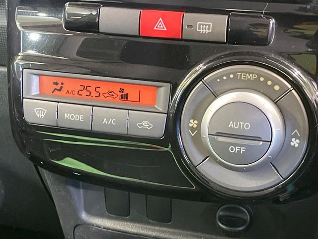 【オートエアコン】一度お好みの温度に設定すれば、車内の温度を検知し風量や温度を自動で調整。暑い&hellip;寒い&hellip;と何度もスイッチ操作をする必要はありません。快適な車内空間には必須の機能ですね♪