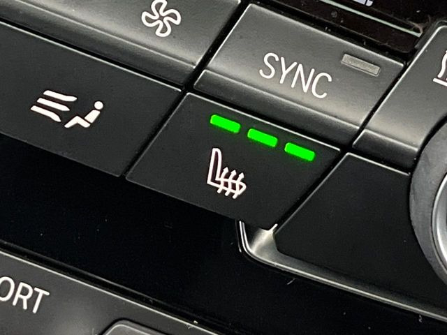 ●フロントシートヒーティング:運転席・助手席共に三段階で調節が可能なシートヒーターを装備しております。季節を問わず快適にご使用いただけます。