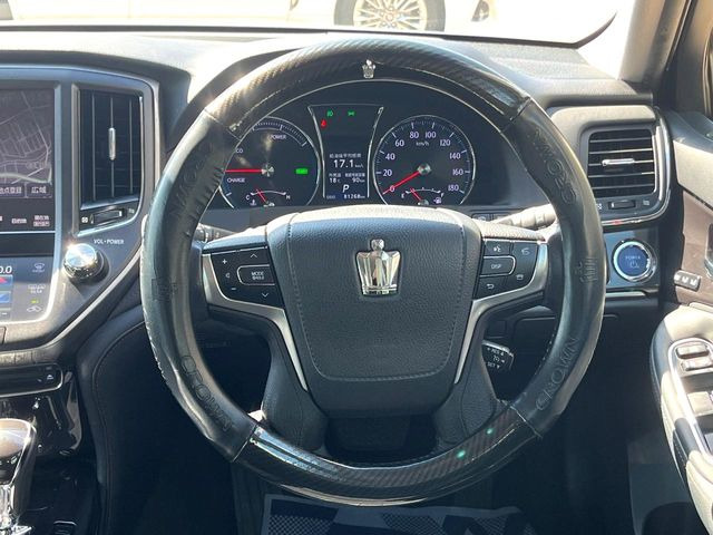 �C���e���A�ɍ��킹���f�U�C���̃X�e�A�����O�́A�^�]�������̂��Ƃ��l���A�^�]���₷���`��A�傫���ł��B�����x�A���ۂɐG���Ă��m���߂��������B