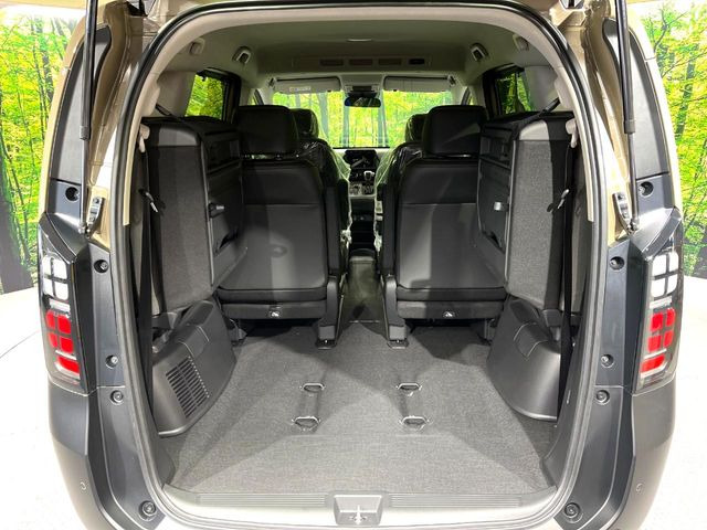 ���i�̂���������ʋ΁A���}���ɏ\���ȉ׎��X�y�[�X���m�ۂ��Ă���܂��B�Z�J���h�V�[�g��|���ƁA�傫�ȉו��̐ύڂ��\�ł���