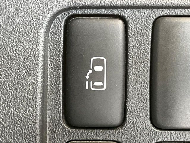 【パワースライドドア】スマートキーや運転席のスイッチでスライドドアの開閉が可能♪電動だから力を入れてドアを開ける必要が無く、小さいお子様でも、重い荷物を持っている時もラクに開け閉めできます♪