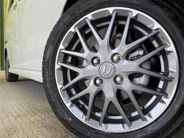 �y����15�C���`�A���~�z�C�[���z�O�ςɃ}�b�`���������A���~�z�C�[���𑕒����Ă���܂��B�e��ЊO�A���~�z�C�[����A�X�^�b�h���X�^�C�����戵�����Ă���܂��B���񂲑��k����������