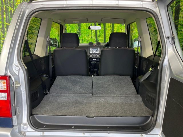 普段のお買い物や通勤、送迎等に十分な荷室スペースを確保しております。セカンドシートを倒すと、大きな荷物の積載も可能です♪