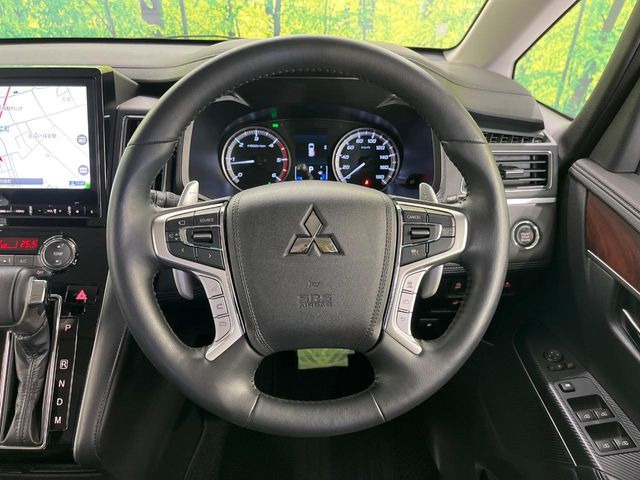 �C���e���A�ɍ��킹���f�U�C���̃X�e�A�����O�́A�^�]�������̂��Ƃ��l���A�^�]���₷���`��A�傫���ł��B�����x�A���ۂɐG���Ă��m���߂��������B