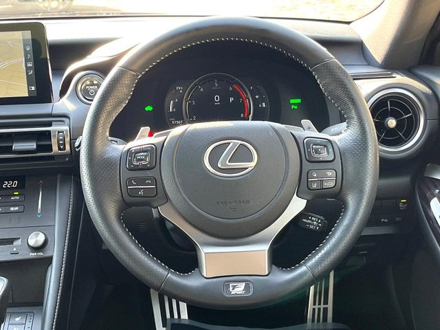 �y�����v�����X�e�A�����O�z�㎿�Ȋv���g�p���邱�ƂŁA��ɂ����������݂ƂĂ��^�]���₷���n���h���ł���