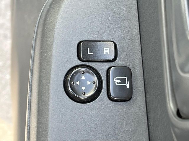 �y�d���i�[�~���[�z�T�C�h�~���[�͓d���i�[���ƂȂ��Ă���A�������ԏ�ł��L�Y�������X�N��}�����܂��B