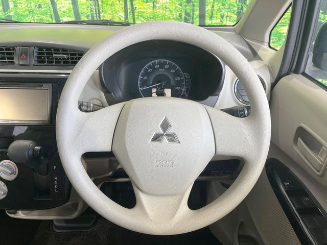 �C���e���A�ɍ��킹���f�U�C���̃X�e�A�����O�́A�^�]�������̂��Ƃ��l���A�^�]���₷���`��A�傫���ł��B�����x�A���ۂɐG���Ă��m���߂��������B