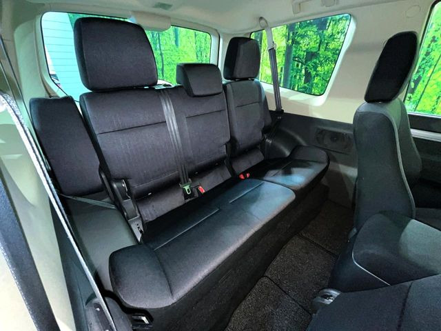 後部座席も気になるようなキズ・汚れやへたり等、大きなダメージはなく、良好な状態です。