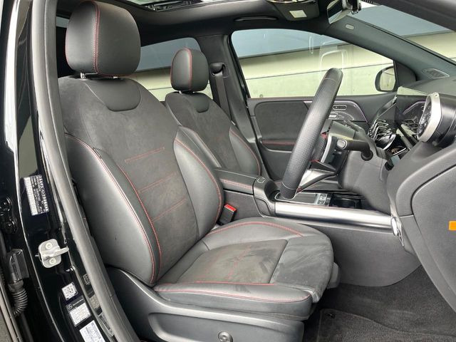 ●前席:ゆったりとしたドライバースペースで、長時間の運転でも快適にお過ごしいただけます。