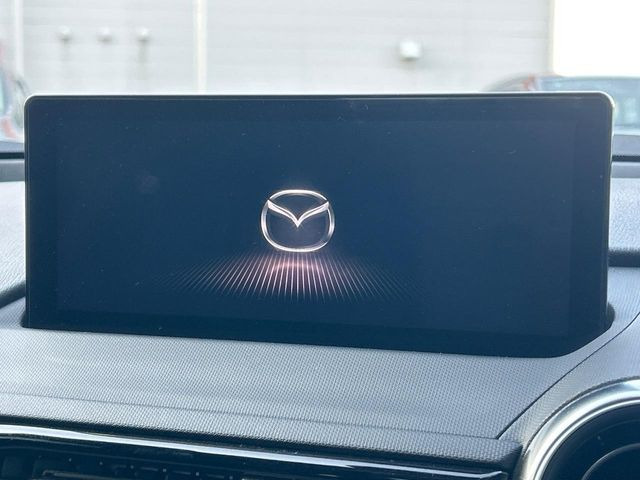 【8.8インチマツダコネクト】車内の雰囲気にマッチした大型のディスプレイ。スマホ接続でのナビ使用やBluetooth再生等、様々な機能が楽しめます。直感的なダイヤル操作が可能で、使い勝手も良好です。