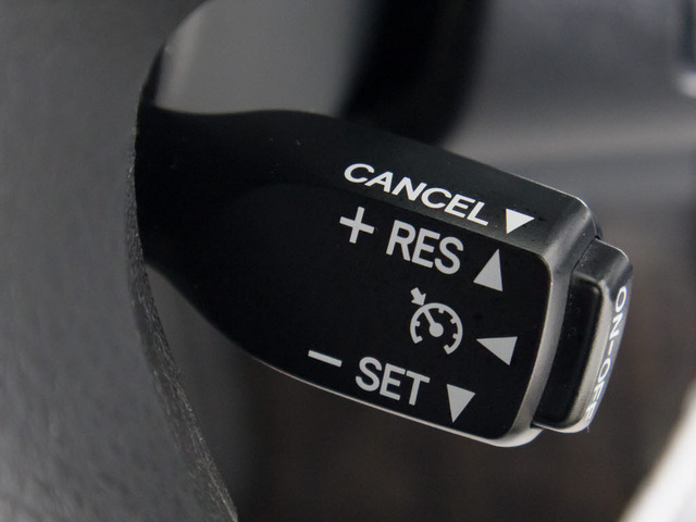 【オートクルーズコントロール】搭載。アクセル操作なしでも車が自動でスピードを保ってくれる機能です長距離の高速は楽々です。