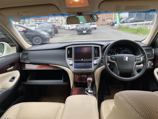 クラウンハイブリッド 2.5 ロイヤルサルーン