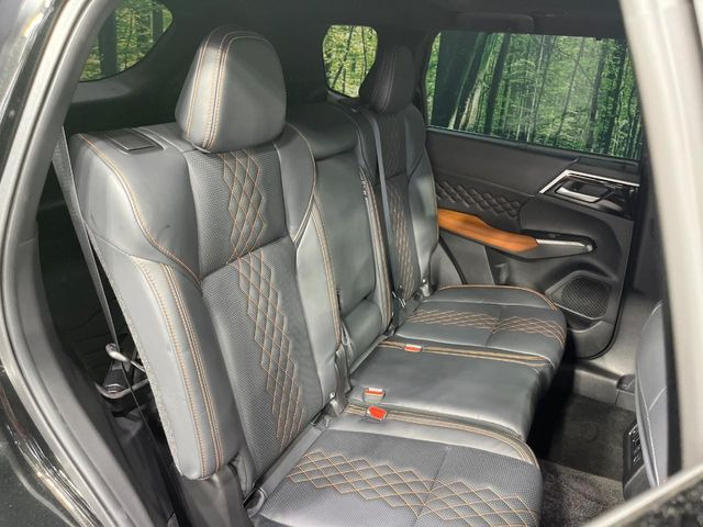 【合皮レザーシート】汚れのふき取りが容易でメンテナンスもが簡単な、機能性に優れる合成皮革を採用した上質なシートです。座り心地もよく、高級感あふれる心地良い車内空間を演出してくれます。