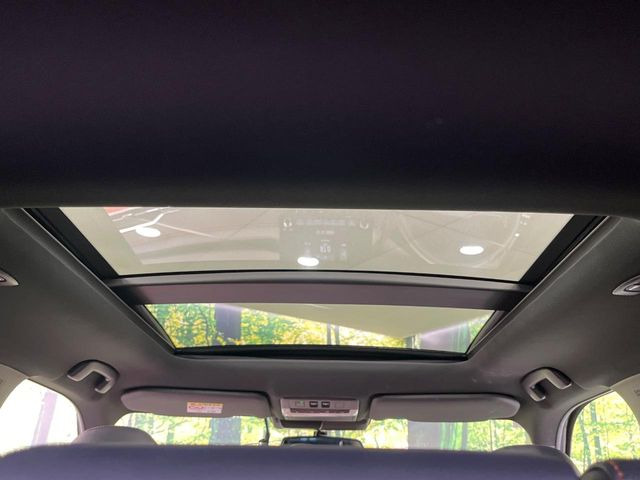 【サンルーフ】開放感たっぷりの希少装備、サンルーフが装着されています!車内に明かりを取り入れたり景色を楽しむ以外にも、車内の空気も簡単に換気できて快適です!