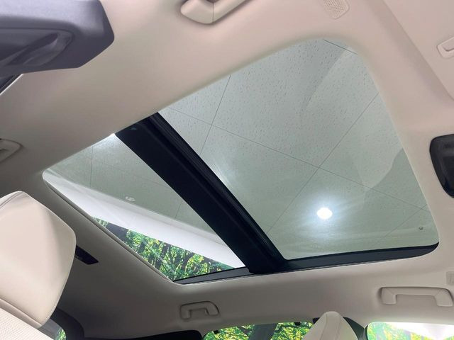 【パノラマルーフ】大型のガラスルーフ搭載で車内の解放感が一気にアップ!開放的なドライブをお楽しみいただけます。