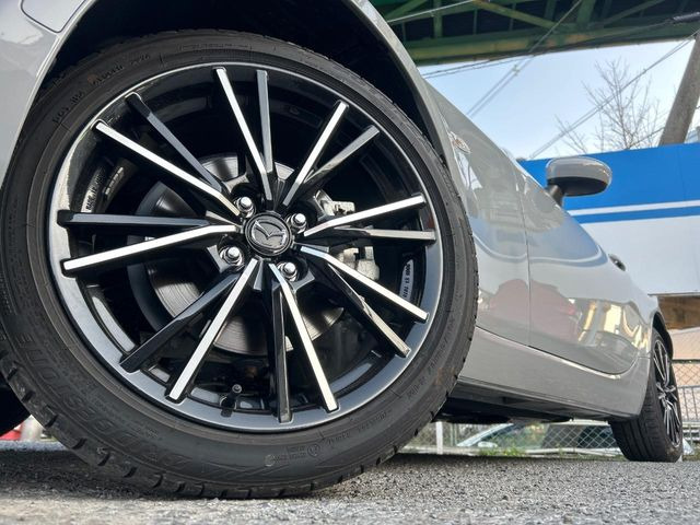 【純正17インチアルミホイール】外観にマッチした純正アルミホイールを装着しております。各種社外アルミホイールや、スタッドレスタイヤも取扱いしております。是非ご相談ください♪