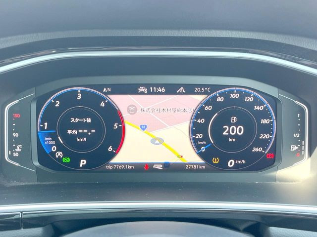 ���f�W�^���R�b�N�s�b�g:�S�̂��t���p�l���ƂȂ��Ă����i�I�ȃ��[�^�[�p�l���B�ʏ�̃X�s�[�h���[�^�[�Ƃ��Ă̋@�\�͂������A�i�r�E�I�[�f�B�I�@�\�̊m�F�E������ł��A�^�]�ɏW�����₷���Ȃ��Ă���܂��B