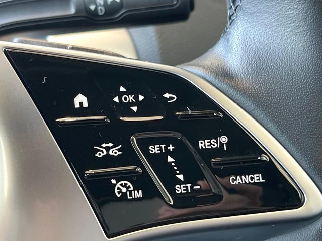 ●ディストロニックプラス:都市、郊外、高速道路などの走行時に、ステレオマルチパーパスカメラとレーダーセンサーにより、前走車を認識して速度に応じた車間距離を維持する次世代のクルコン!