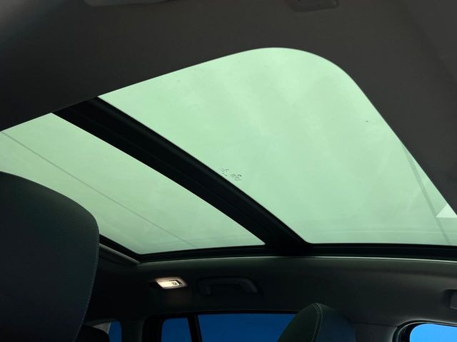 ●サンルーフ:開放感たっぷりの希少装備、サンルーフが装着されています!車内に明かりを取り入れたり景色を楽しむ以外にも、車内の空気も簡単に換気できて快適です!
