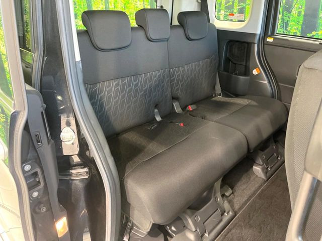 広々とした2列目シートは居住性が高く、居心地も快適!友達や家族とのお出かけにぴったりです。ベビーシートやチャイルドシート使用時も快適にお過ごしいただける十分な空間を確保しています。