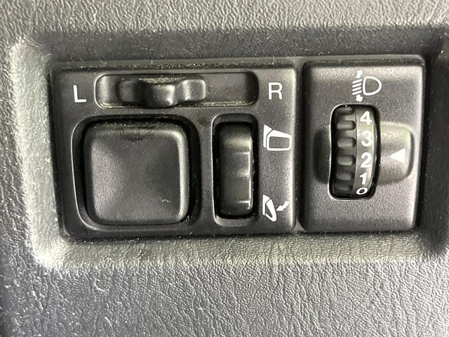 �y�d���i�[�~���[�z�T�C�h�~���[�͓d���i�[���ƂȂ��Ă���A�������ԏ�ł��L�Y�������X�N��}�����܂��B