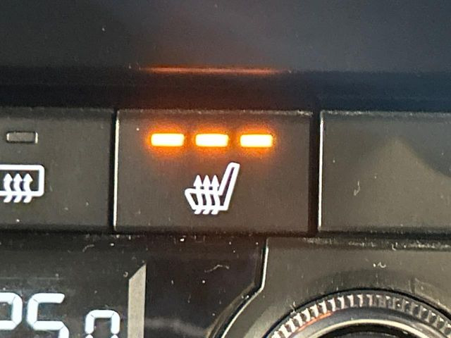 【前席シートヒーター】寒い日に重宝するシートヒーター!エアコンより早く温まってくれるので寒がりの人も安心ですね♪エアコンの温風は乾燥するから苦手、という方にもをおすすめです。