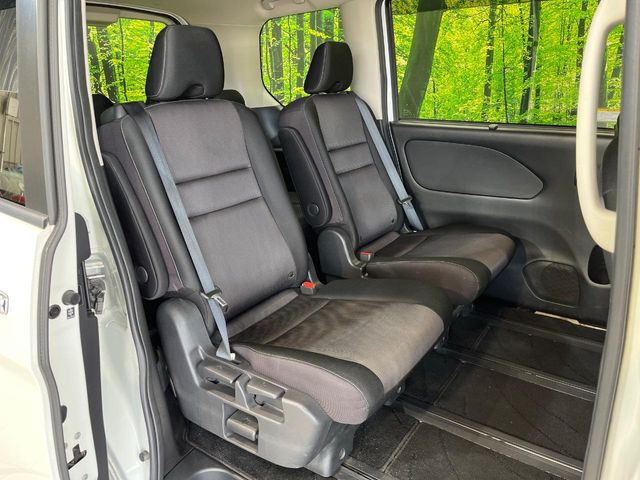 後部座席も気になるようなキズ・汚れやへたり等、大きなダメージはなく、良好な状態です。
