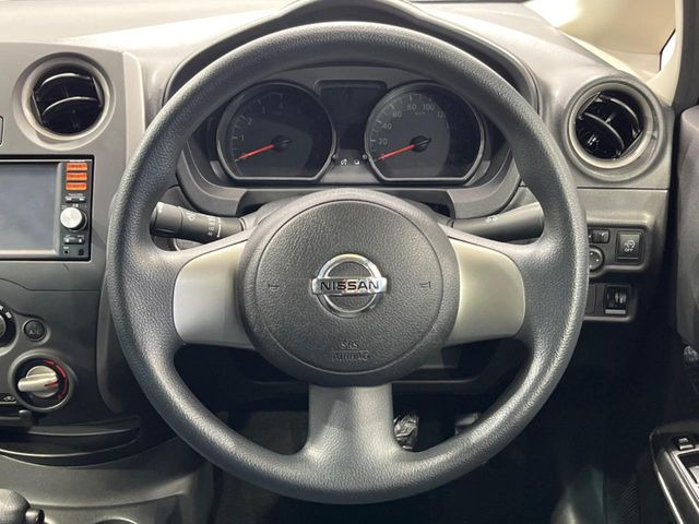 �C���e���A�ɍ��킹���f�U�C���̃X�e�A�����O�́A�^�]�������̂��Ƃ��l���A�^�]���₷���`��A�傫���ł��B�����x�A���ۂɐG���Ă��m���߂��������B