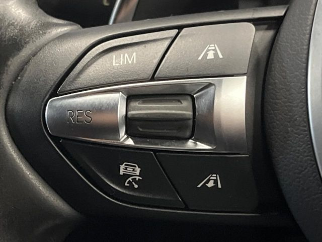 ●アクティブクルーズコントロール:前の車との車間距離を一定にとりつつ、一定速度で自動走行してくれる次世代のクルーズコントロール!主に高速道路や自動車専用道路で使用する便利な機能です!